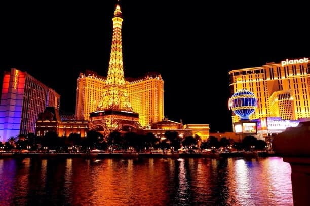 Vegas pic via Trover.com.