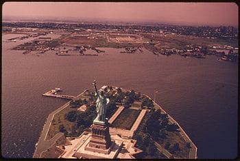 UPPER_NEW_YORK_BAY_WITH_THE_STATUE_OF_LIBERTY_AND_JERSEY_CITY,_NEW_JERSEY