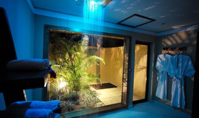 Bathroom pic via resort-zanzibar.com. 